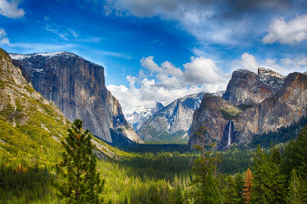 Tunnel View view of the Yosemite Valley from the tunnel entrance to the Valley