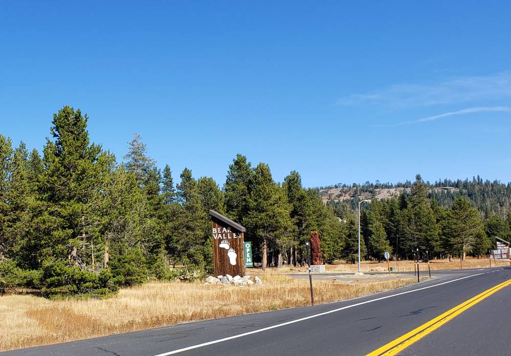 a road with a sign that says tahoe on it