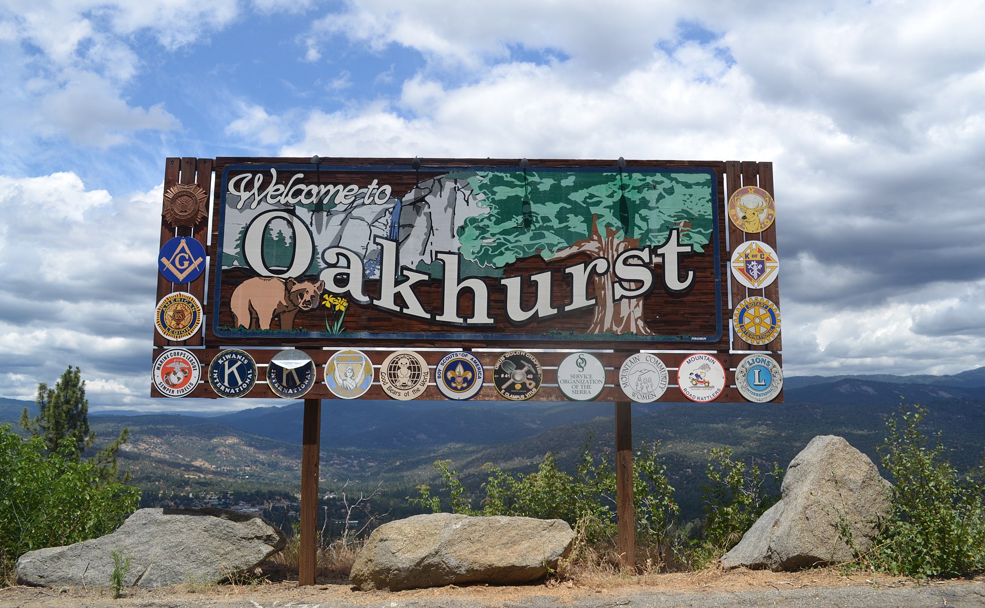 Oakhurst welcome sign