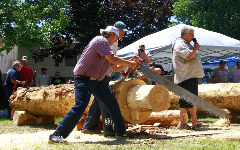 Two men cross saw competition