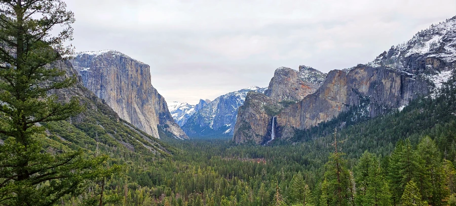Tunnel View Yosemite with Bridal Veil fall 